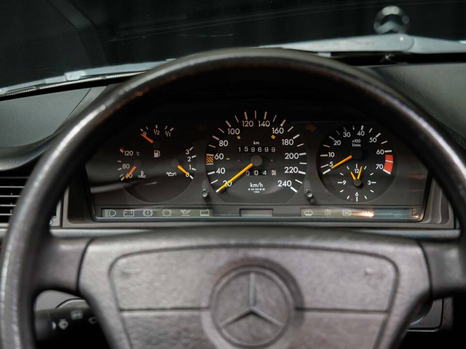 Bild 23/40 von Mercedes-Benz E 220 (1995)