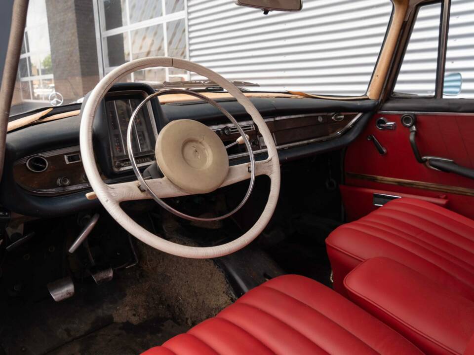 Image 6/8 of Mercedes-Benz 220 SE b (1962)