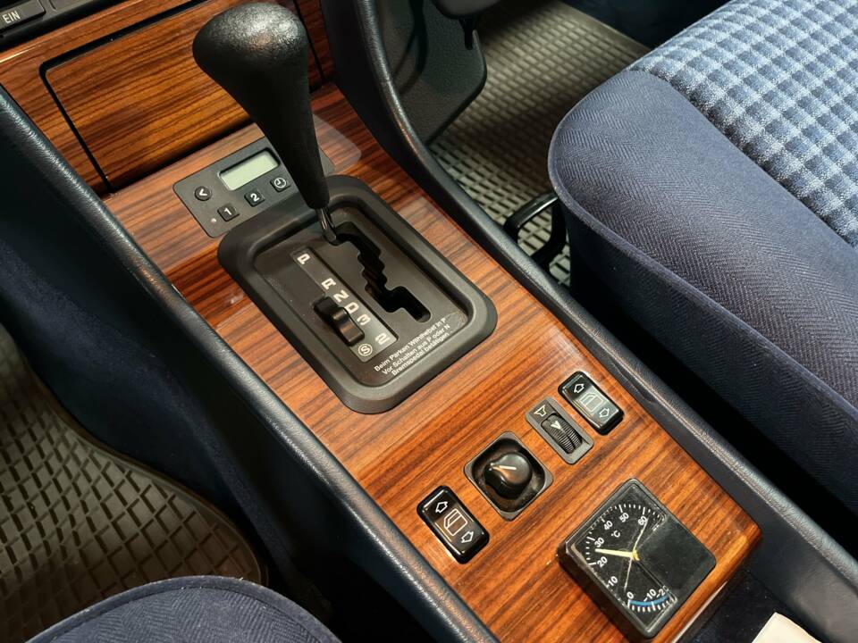 Imagen 20/22 de Mercedes-Benz 220 TE (1993)