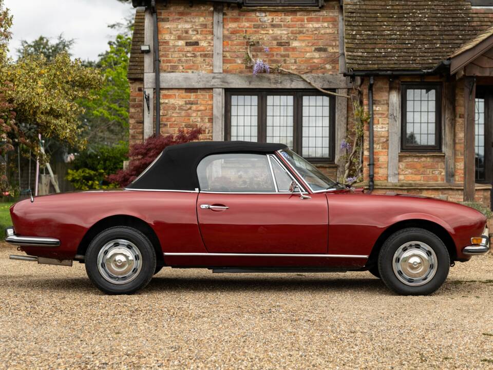 Image 3/45 of Peugeot 504 Convertible (1974)