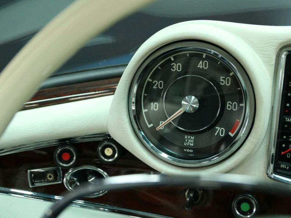 Image 19/50 of Mercedes-Benz 280 SE 3,5 (1971)
