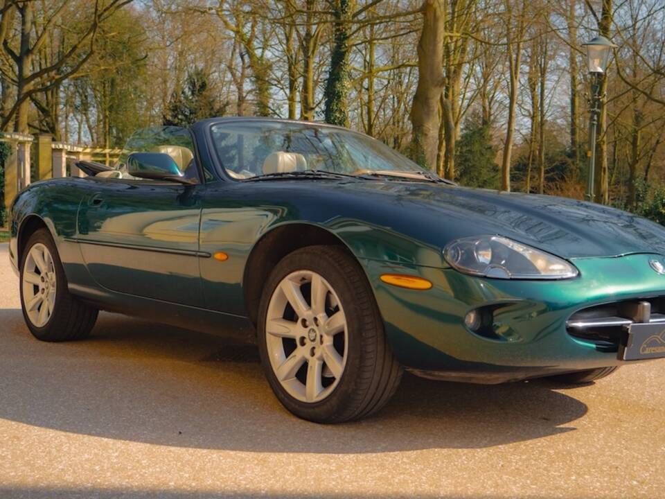 Image 28/49 de Jaguar XK8 4.2 (2003)