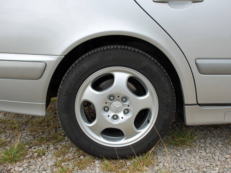 Imagen 26/34 de Mercedes-Benz E 240 (1999)