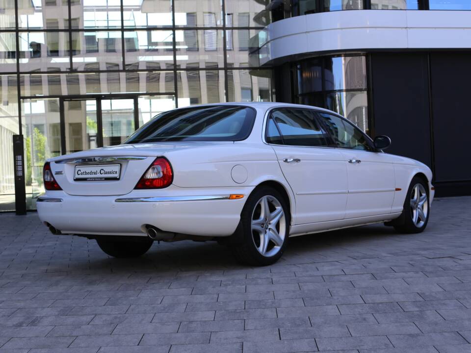 Imagen 17/77 de Jaguar XJ 8 4.2 (2005)