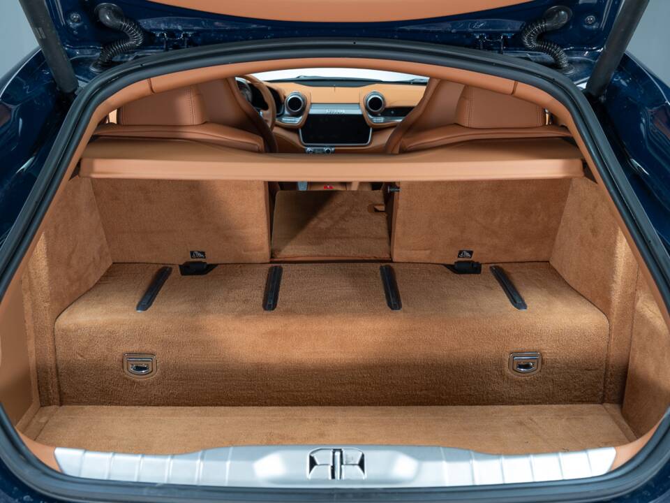 Bild 28/38 von Ferrari GTC4Lusso (2017)