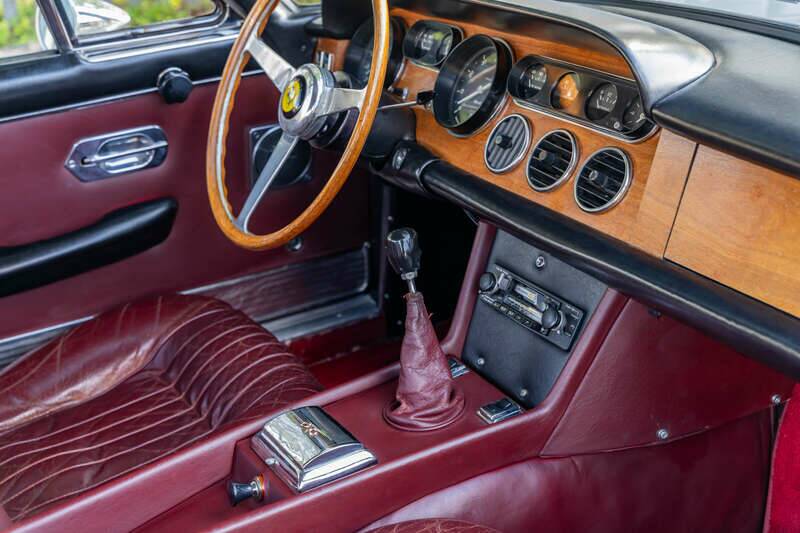 Image 16/49 de Ferrari 330 GT 2+2 (1966)