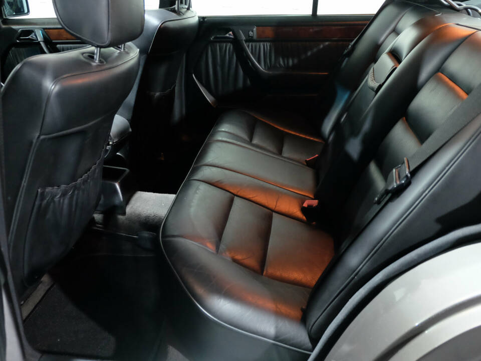 Image 16/40 of Mercedes-Benz 250 TD (1990)