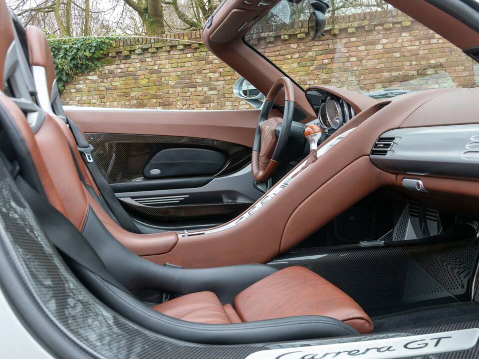 Image 8/50 de Porsche Carrera GT (2005)