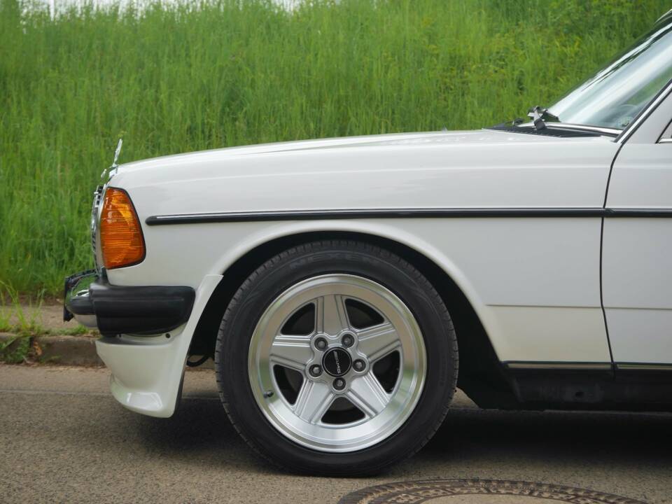 Immagine 38/50 di Mercedes-Benz 230 E (1900)