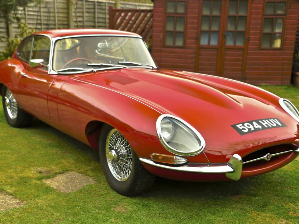Image 2/50 de Jaguar E-Type (1968)