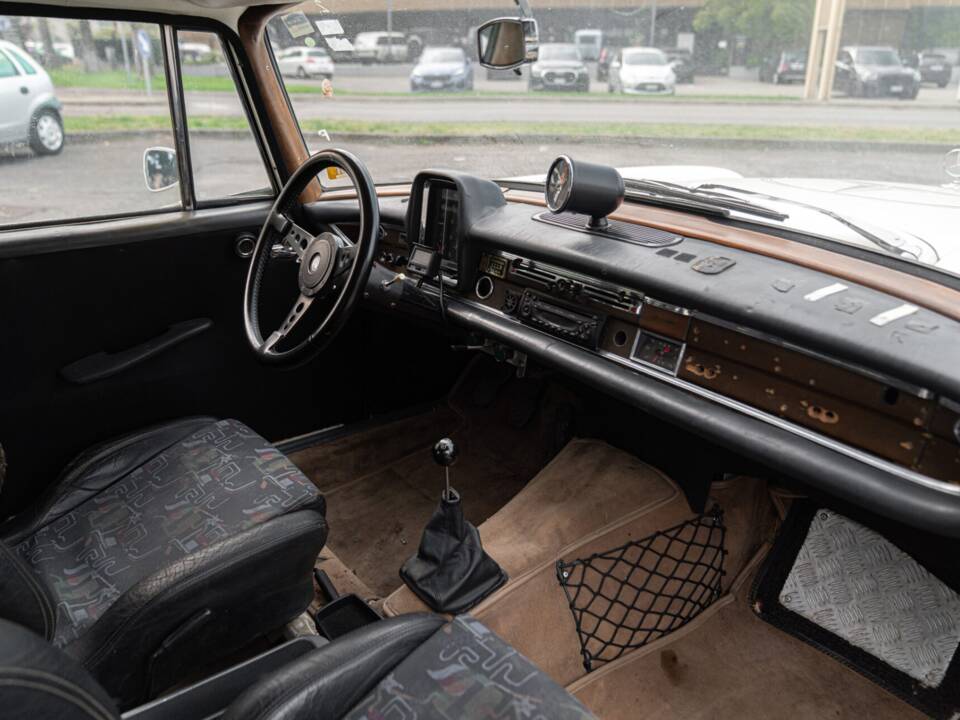 Image 29/50 of Mercedes-Benz 220 S b (1967)