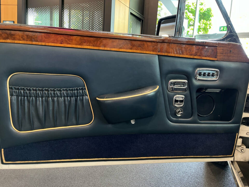 Image 16/23 of Rolls-Royce Corniche I (1984)