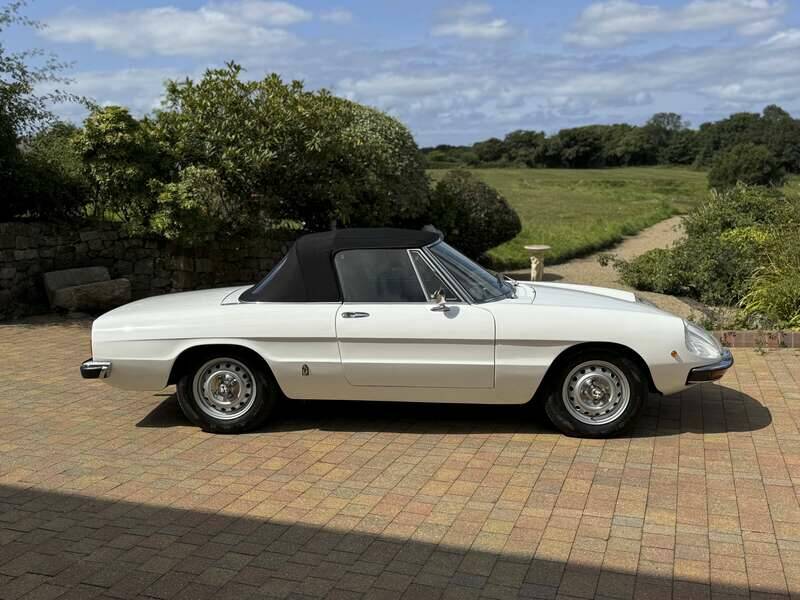 Image 10/50 of Alfa Romeo 2000 Spider Veloce (1972)