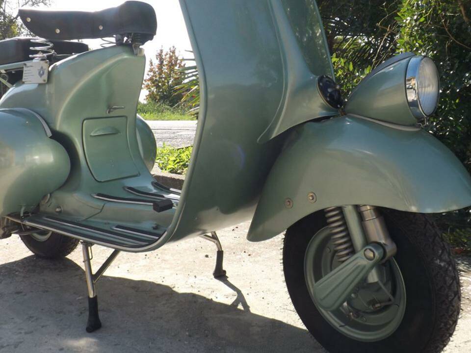 Image 24/44 of Piaggio Vespa 125 (1951)