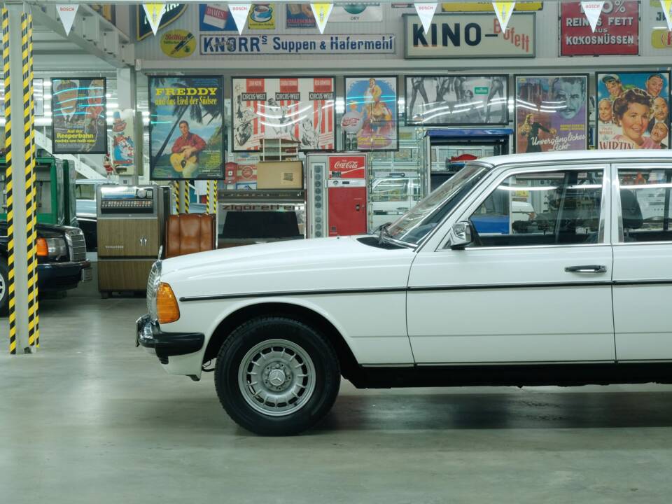 Bild 4/50 von Mercedes-Benz 230 (1977)