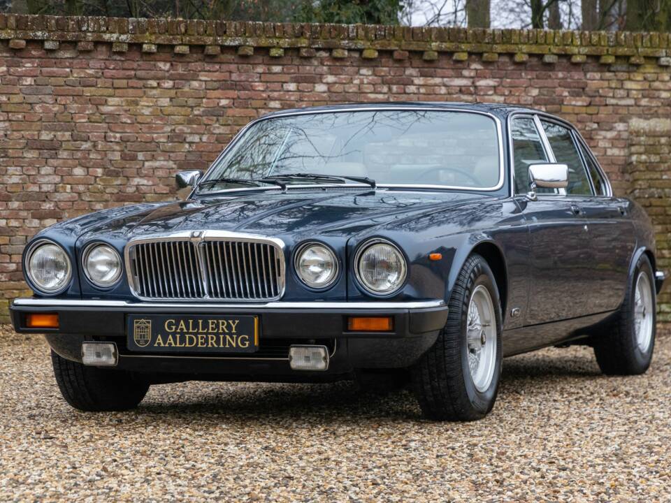 Image 34/50 of Jaguar XJ 12 (1987)
