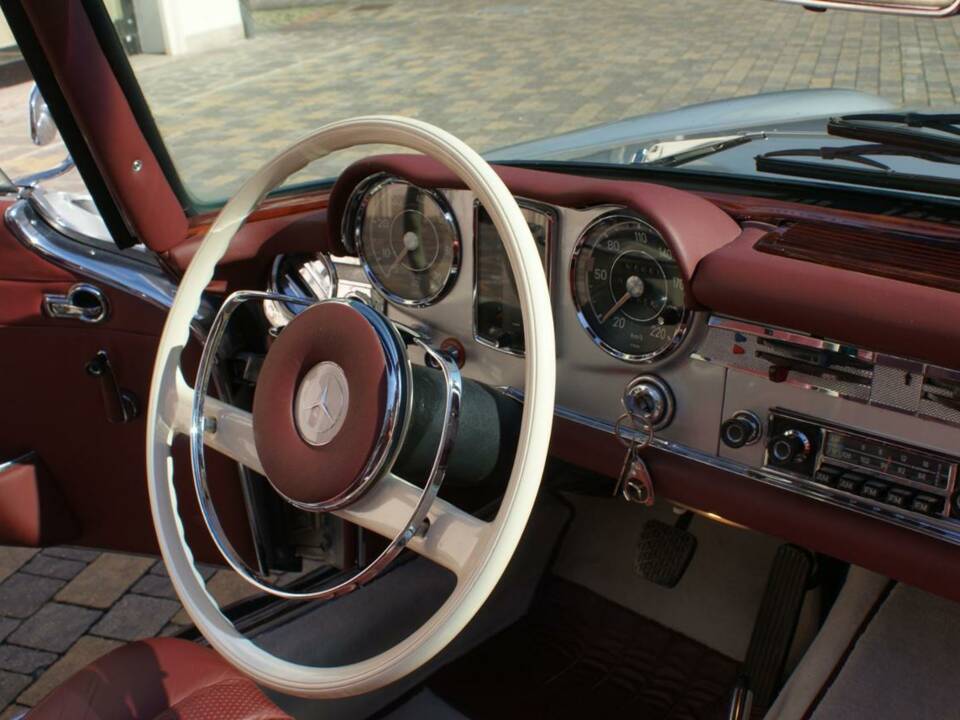 Image 37/50 of Mercedes-Benz 230 SL (1967)