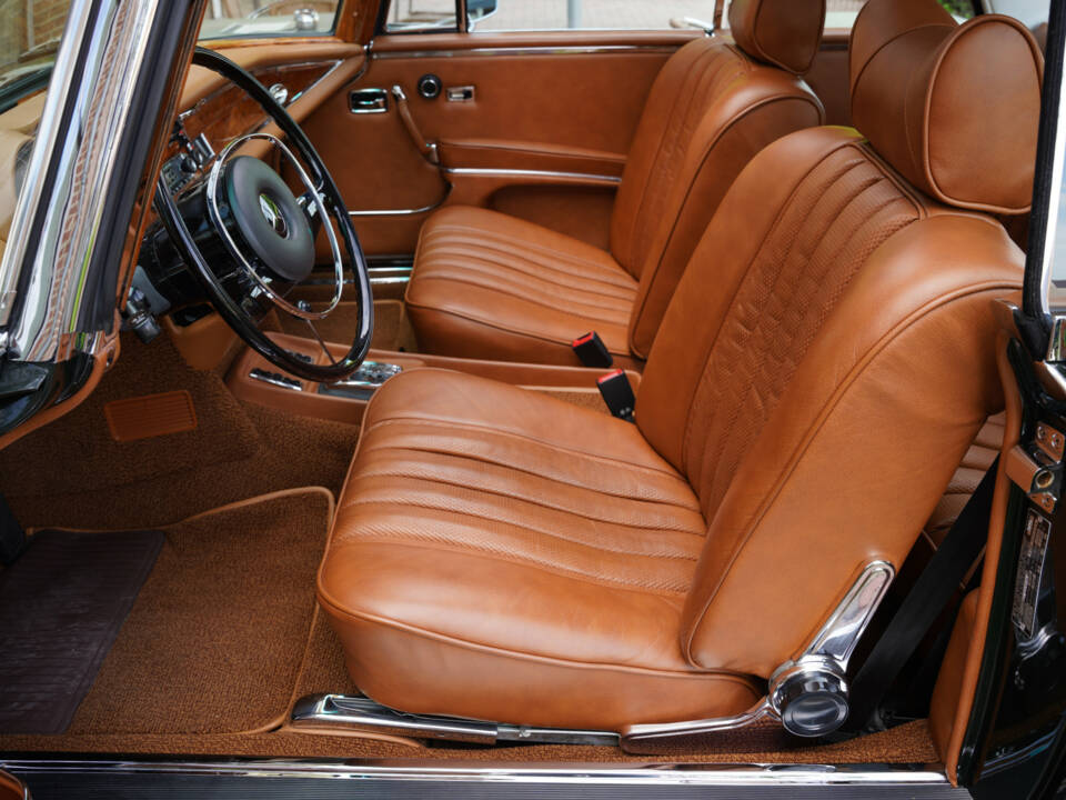 Image 15/50 of Mercedes-Benz 280 SE 3,5 (1971)