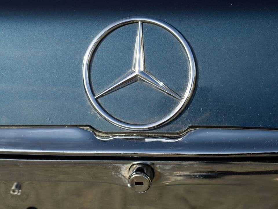 Image 34/50 of Mercedes-Benz 450 SLC (1979)