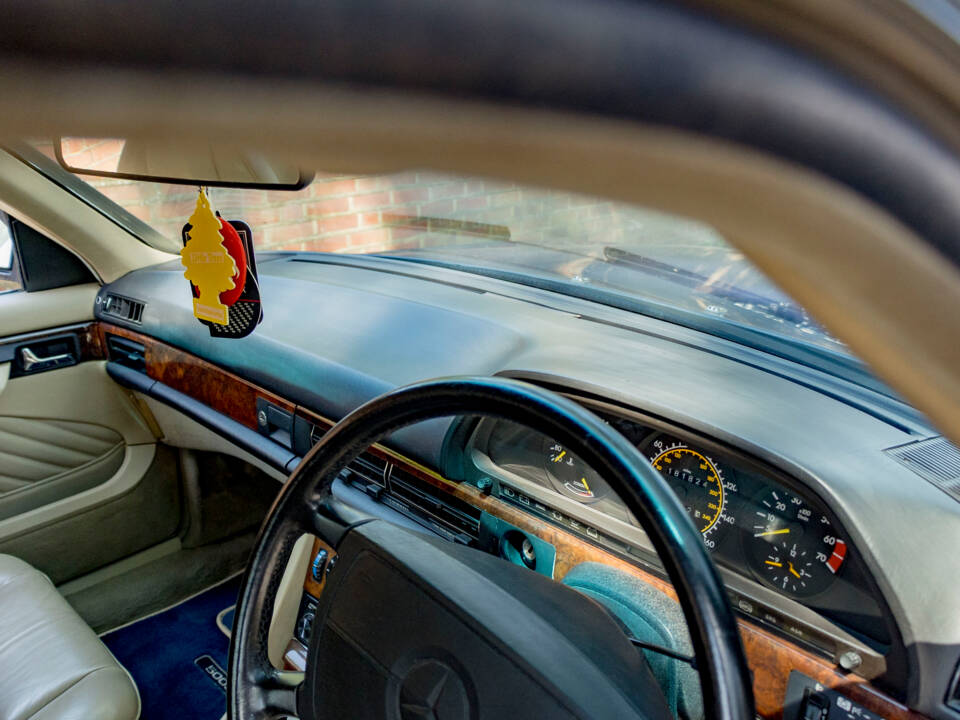 Image 24/50 of Mercedes-Benz 500 SEC (1989)