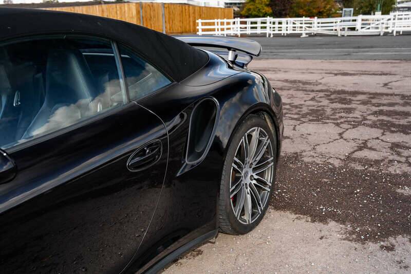 Immagine 21/50 di Porsche 911 Turbo (2015)