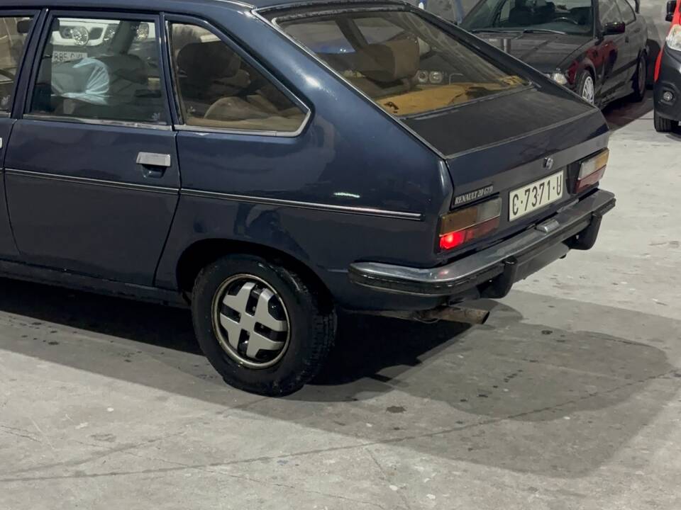 Image 2/4 of Renault R 20 Diesel (1982)