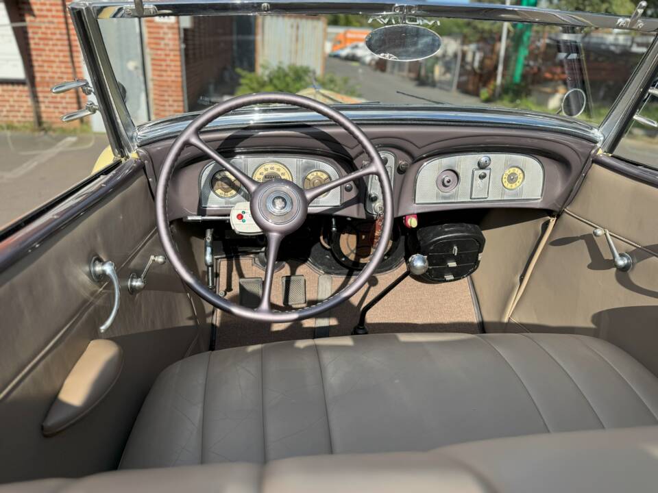 Image 22/75 of Packard One-Twenty (1936)