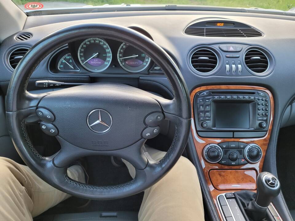 Bild 54/97 von Mercedes-Benz SL 500 (2004)