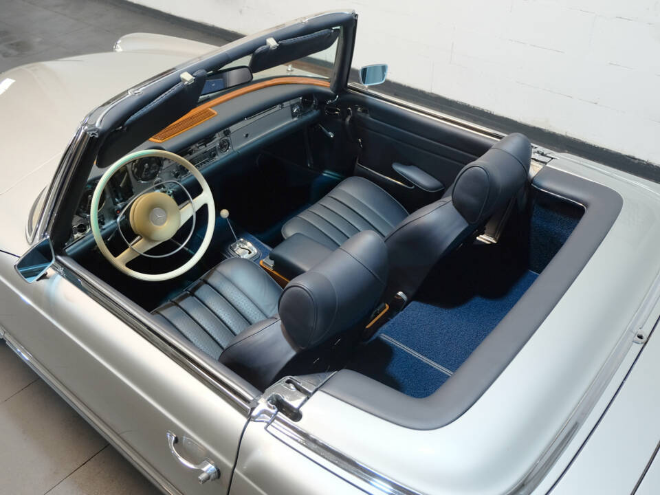 Image 17/36 of Mercedes-Benz 280 SL (1969)