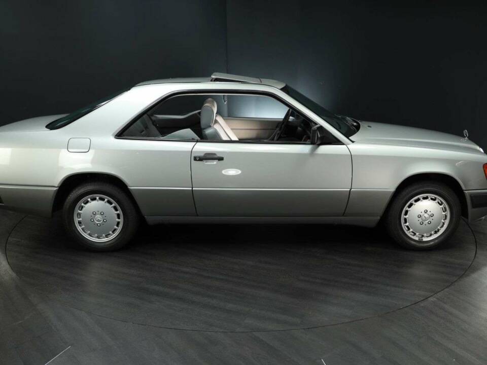 Afbeelding 7/50 van Mercedes-Benz 230 CE (1988)