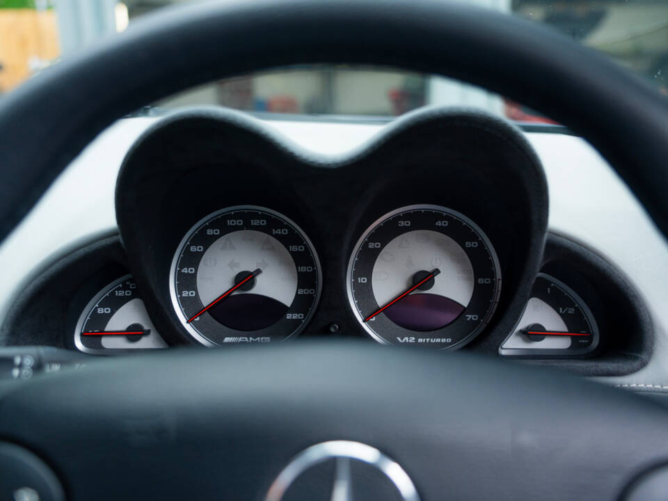 Image 32/60 of Mercedes-Benz SL 65 AMG (2004)