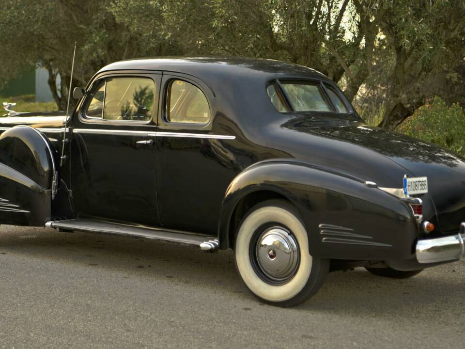 Image 16/50 of Cadillac V-16 (1938)