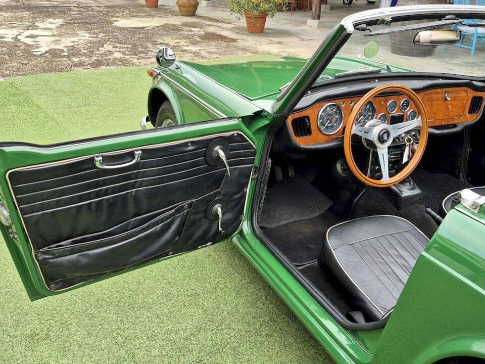 Image 19/66 of Triumph TR 4A IRS (1966)
