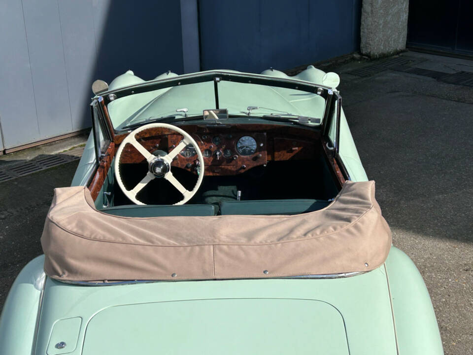 Image 22/24 of Jaguar XK 120 DHC (1953)