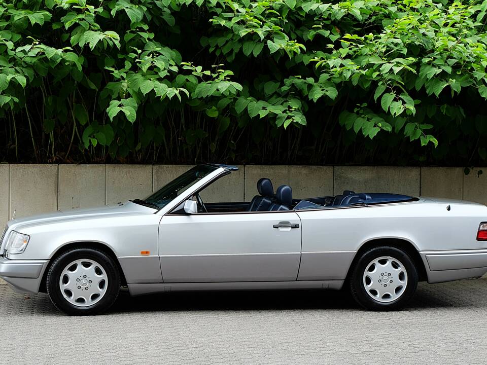Image 6/69 of Mercedes-Benz E 320 (1994)