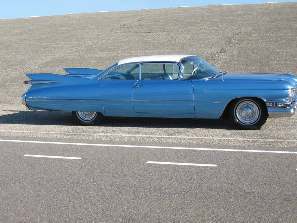 Image 2/9 of Cadillac Coupe DeVille (1959)