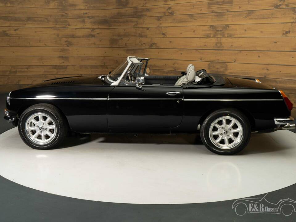 Image 7/8 de MG MGB V8 (1980)
