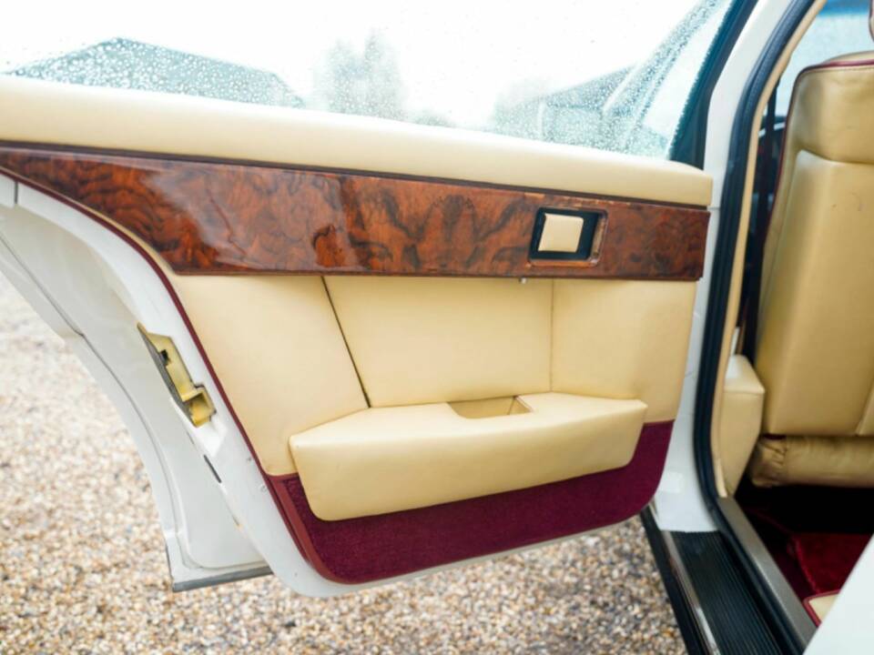 Image 16/28 of Aston Martin Lagonda (1982)