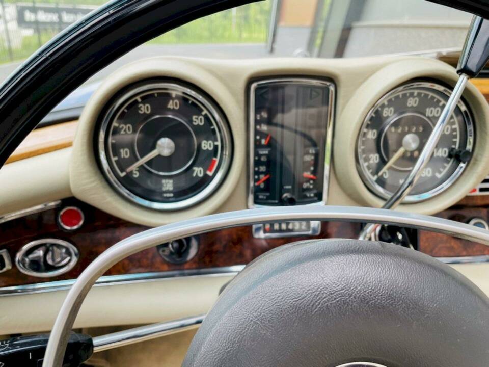 Image 21/36 de Mercedes-Benz 280 SE 3,5 (1971)