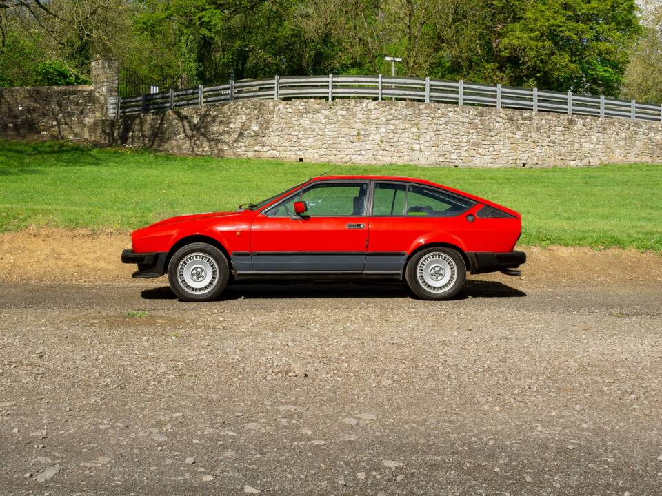 Image 9/25 of Alfa Romeo GTV 6 2.5 (1984)