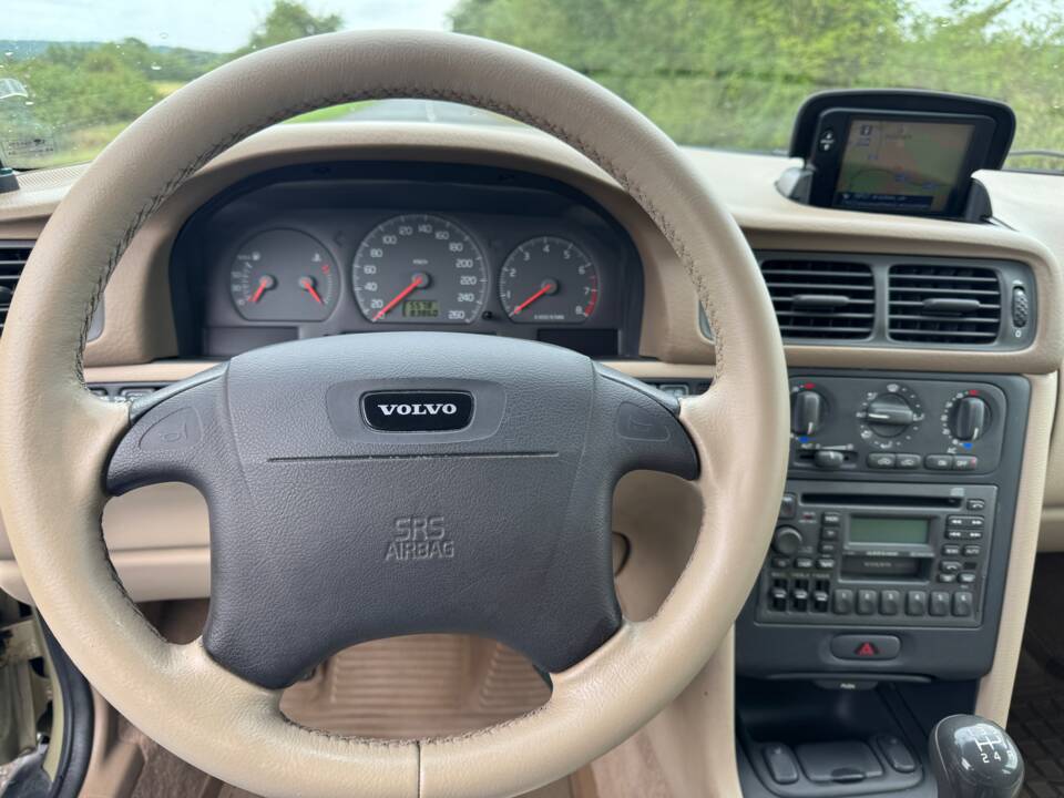 Image 2/20 of Volvo V 70 XC 2.5T (1998)