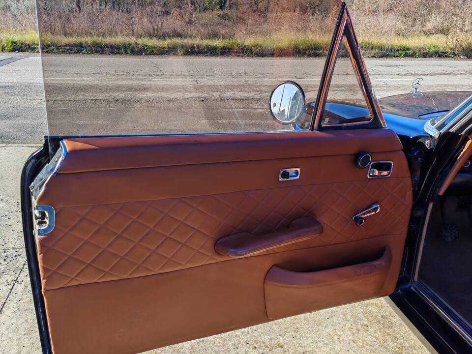 Bild 33/42 von Mercedes-Benz 250 C (1970)