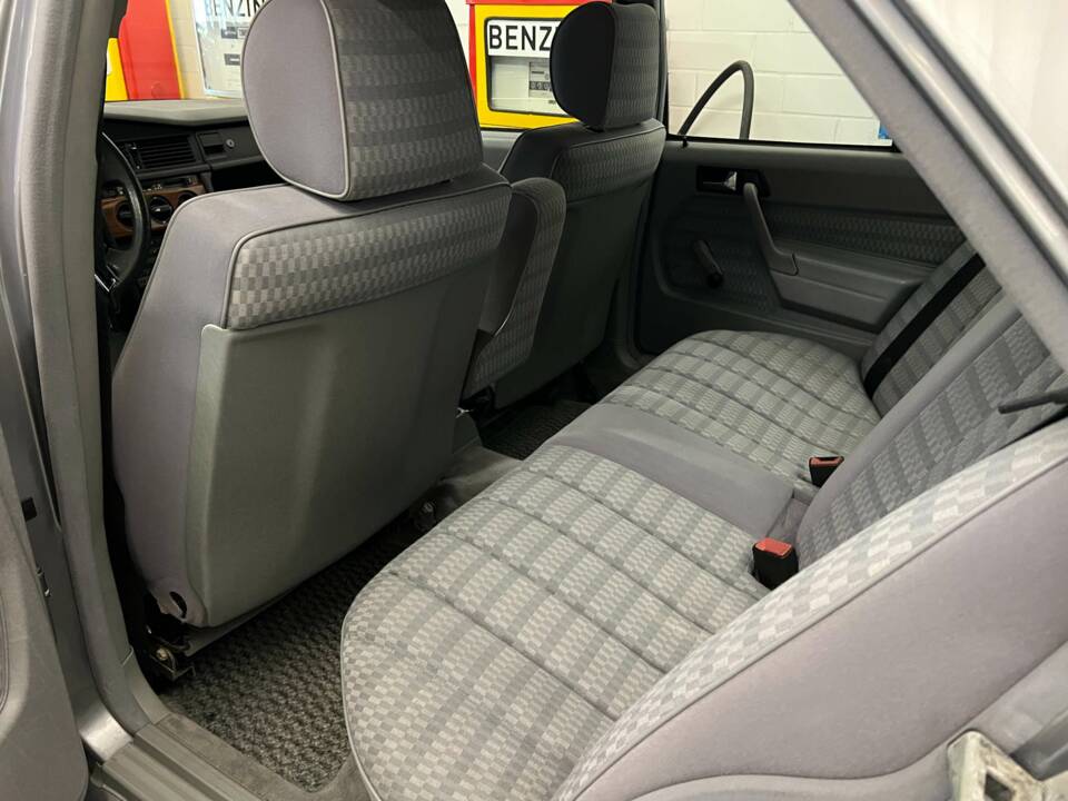Image 17/22 of Mercedes-Benz 190 E 2.3 (1992)