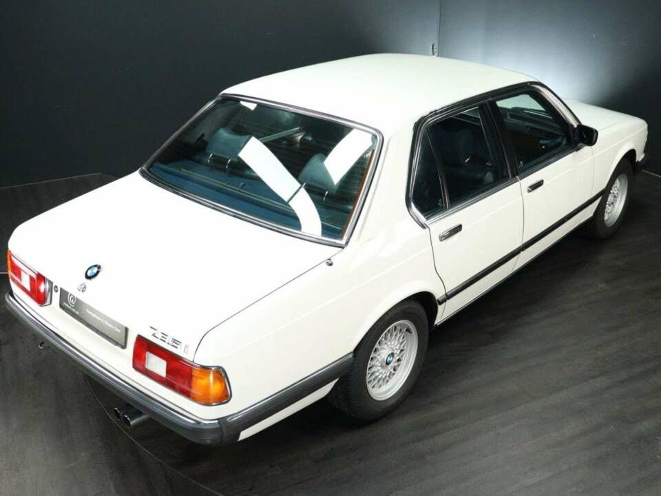 Immagine 6/30 di BMW 735i (1985)