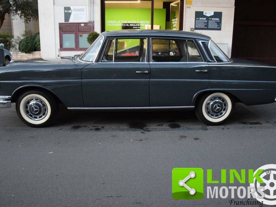 Imagen 2/10 de Mercedes-Benz 220 SE b (1960)