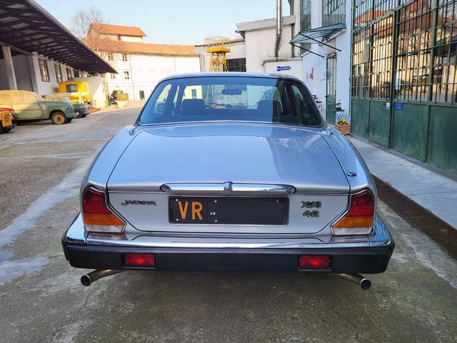 Immagine 12/39 di Jaguar XJ 6 4.2 (1982)