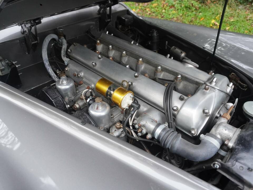 Image 14/19 of Jaguar XK 120 OTS (1952)