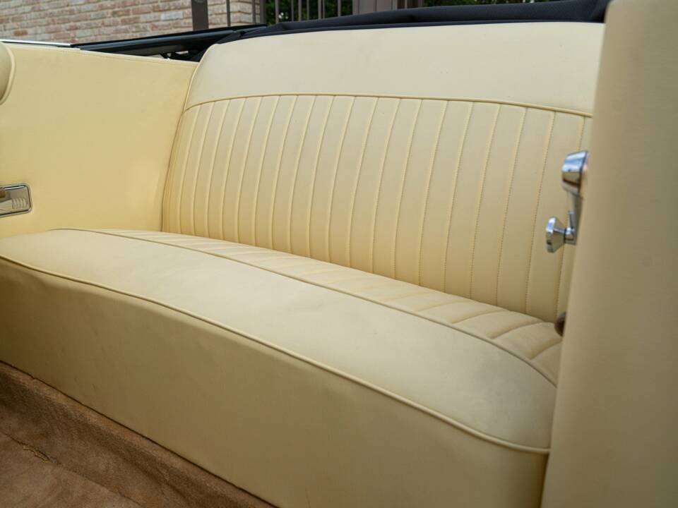 Image 47/50 of Studebaker Champion Regal DeLuxe Convertible (1950)
