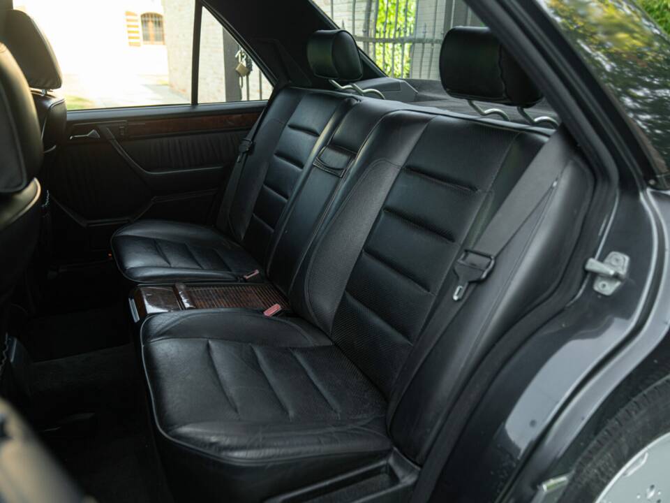 Bild 29/50 von Mercedes-Benz 300 E-24 (1989)
