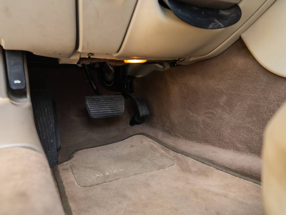 Image 64/91 de Jaguar XK8 4.0 (2000)